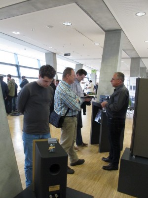 Auch im Foyer herrschte reger Andrang, hier erklärt unser Verkaufsleiter Herr Siegle gerade unsere Produkte.