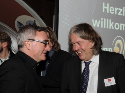 Verkaufsleiter Martin Bühler (links) und Geschäftsführer WEKA Andreas Eichelsdörfer haben auf der Veranstaltung sichtlich Freude.