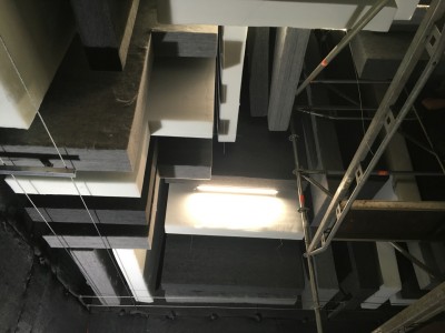 Zwischen den Deckenpanelen wird es langsam eng.