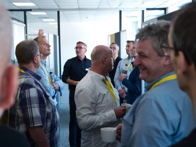 Verkaufsleiter Markus Bühler führte Besucher durch das nagelneue Hotline-Zentrum.