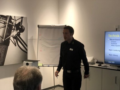 Herr Pedal zeichnet Diagramme und zeigt die Elektronik der nuPro X