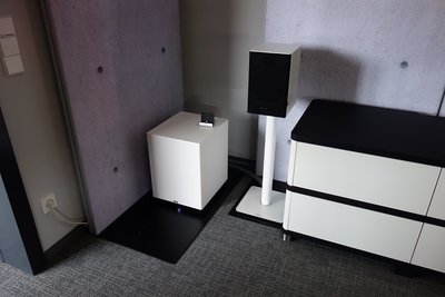 der Große der neuen Downfire-Subs neben der X-4000