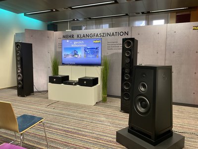Der Vorführbereich konnte mit der nupyramide 717 und nuVero 170 beeindrucken, standesgemäß angeschlossen an nuControl 2 und 2 nuPower A im Monobetrieb.