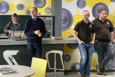 nu45-100120120149-aus.jpg (567.47 KiB) 1452 mal betrachtet Herr Spiegler blickte auf die Firmenhistorie zurück