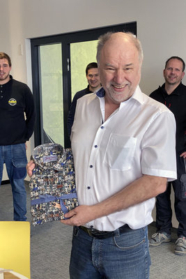 nu45-100120121553-aus.jpg (514.59 KiB) 1659 mal betrachtet Herr Nubert erhielt, da er gleichzeitig 45 jähriges Firmenjubiläum feiert ein besonderes Geschenk