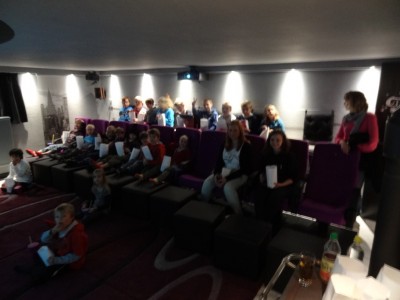 So , Männer heute morgen waren 20 Kids und 4 Erwachsende zum Film gucken da. Wie ihr seht wir passen alle rein ( sorry das Bild ist etwas verschwommen)