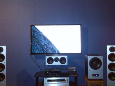 Hier noch eine Frontansicht von mein Heimkino. <br />Ich habe den Sub momentan erhöht aufgestellt, um zu testen wie es klingt.<br />Gefällt mir sehr gut und werde mir noch einen passenden Ständer dazu bauen.