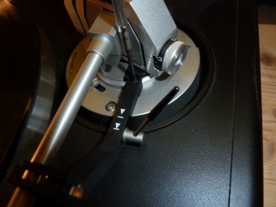 Tonarmlift wieder nachgezogen - geht wieder wie neu. Kann manchmal sehr einfach sein...