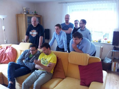 K1024_IMG_20141004_125658.JPG (147.9 KiB) 804 mal betrachtet Von links hinten nach rechts vorne: Reinhard (harley99), Thomas (ThomasB), Christian (WaldgeistWEN), Ralf (RalfE), Christian (Christian84Hal), Sebastian (Caine2011), Florian (Flo5) und Matthias (EvoD)
