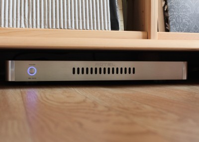 Rotel RB-1510 ist sehr flach und passt perfekt unter den Schrank