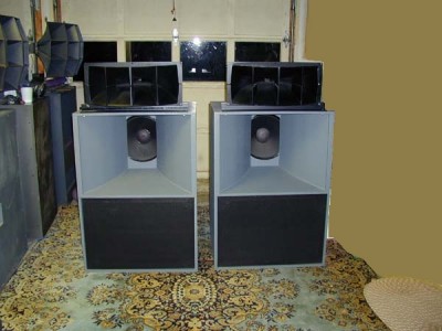 diese gaus speaker &gt;ca 400-500 watt hat ein<br />Bassamp mit 100 watt &quot; Gekillt&quot;( Basgitarre)<br />waren mal meine 1978/ (Bild ausgeborgt)<br />Habe die braut nicht Geki.....<br /><br />wie sich raustellte hatte der einen &quot;defikt&quot;......