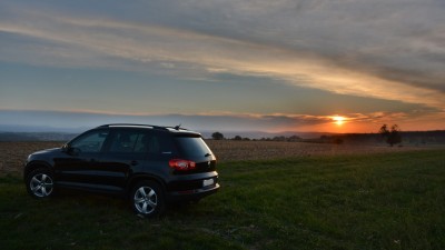 VW Tiguan bei untergehender Sonne (HDR)
